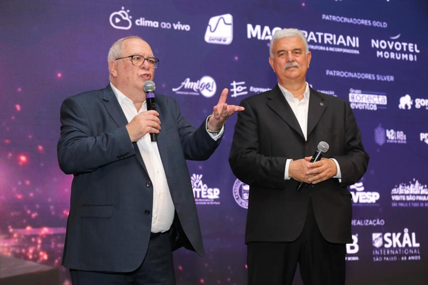 Aristides Cury, ADVB’s President (and Skål International São Paulo Past President) and Walter Teixeira, Skål International São Paulo President explain the TOP Destinos Turísticos award.